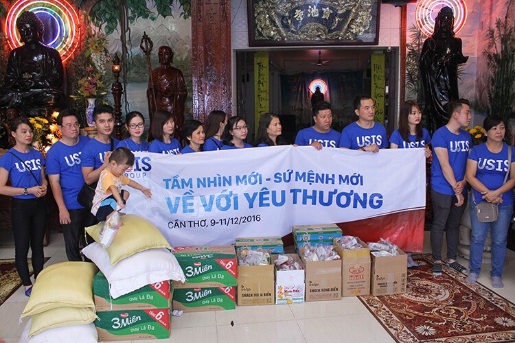 Ngoài số tiền quyên góp trực tiếp từ tập thể Ban lãnh đạo và nhân viên, USIS Group cũng trao tặng các phần quà đến đại diện Chùa Bửu Trì gồm: 200kg gạo, 10 thùng sữa tươi, 06 thùng mì gói và 75 phần quà cho các bé (bánh quy, kẹo, bim bim)